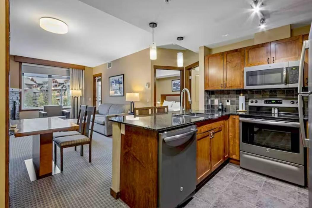 كانمور Falcon Crest Lodge 1 Bedroom Condo With Gym & Hot-Tubs & Mountain View المظهر الخارجي الصورة
